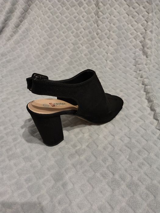 Czarne zamszowe buty na obcasie