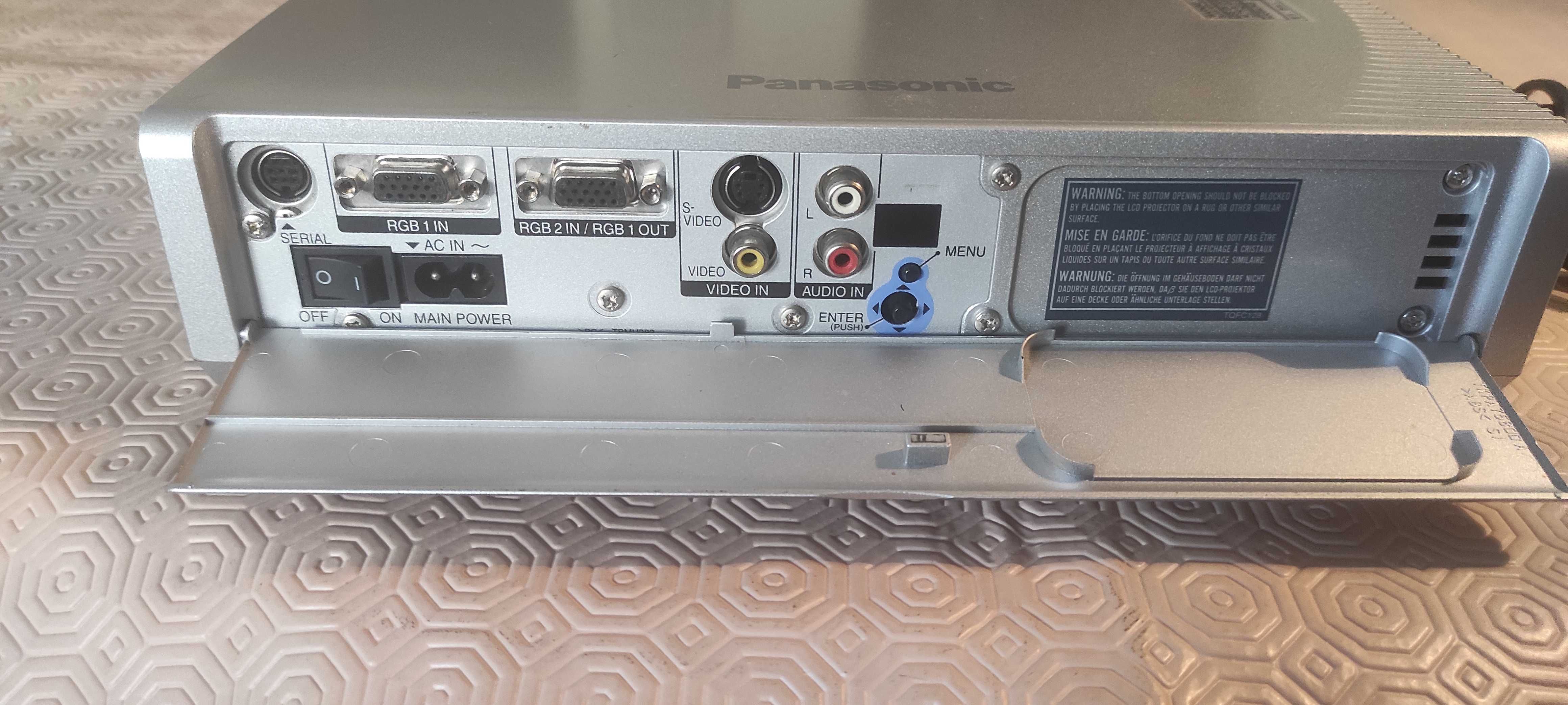 Video projector PANASONIC PT-LC56E com lâmpada sobresselente nova.