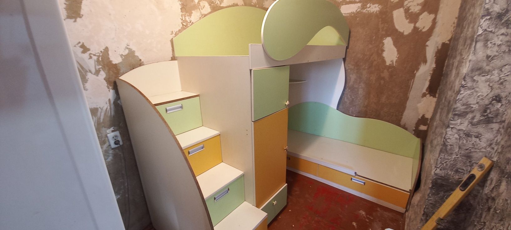 Детская двухетажная кровать со встроенными шкафами