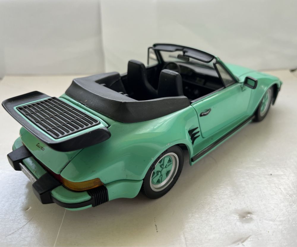 Model samochodu w skali 1:18 Porsche 930 Turbo Revell Norev Bburago