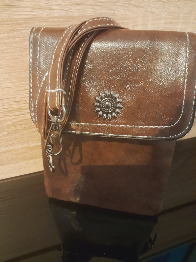 Mała brązową torebka w stylu nerki