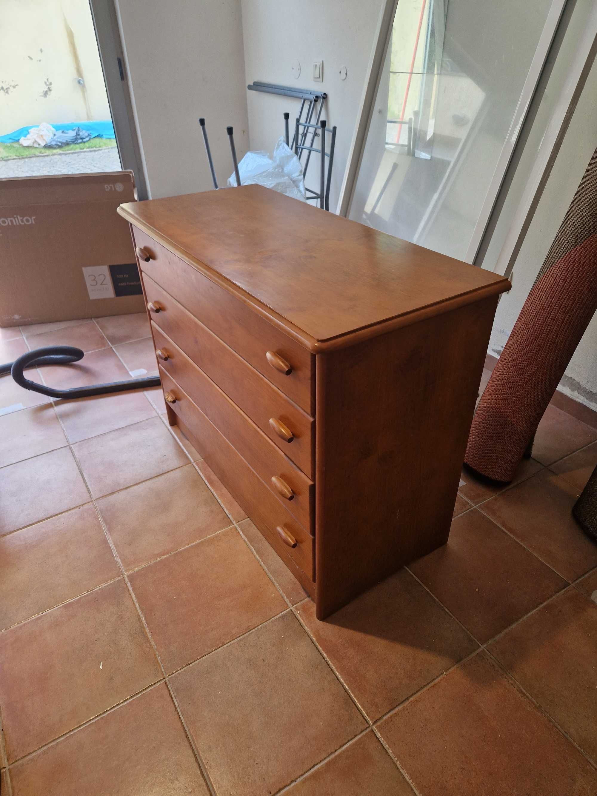 Móvel de quarto de boa madeira com 4 gavetas