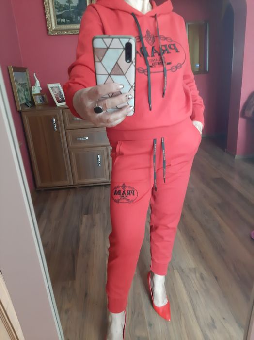 Dzianinowy, czerwony dres.