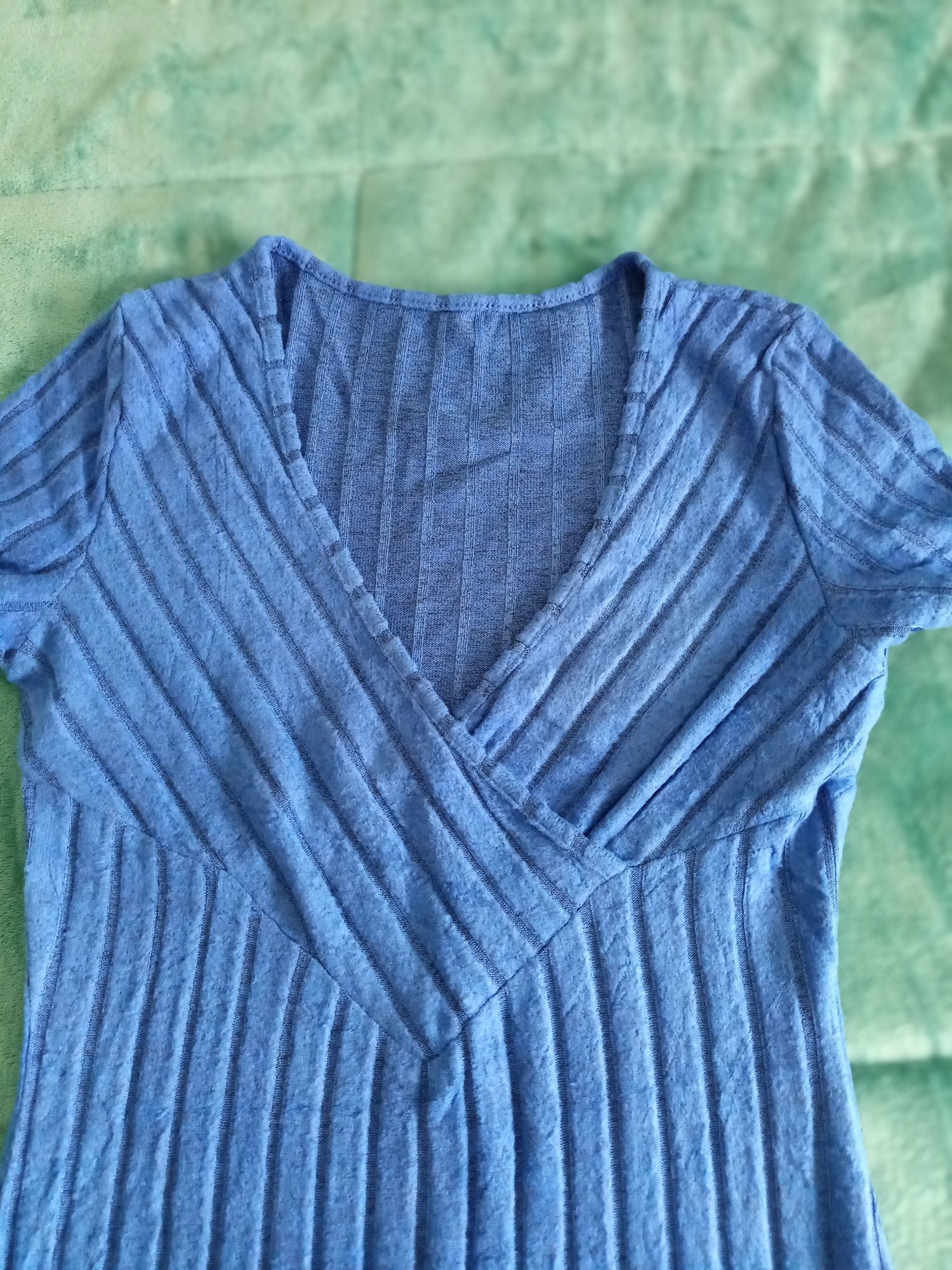 Vestido azul de malha.