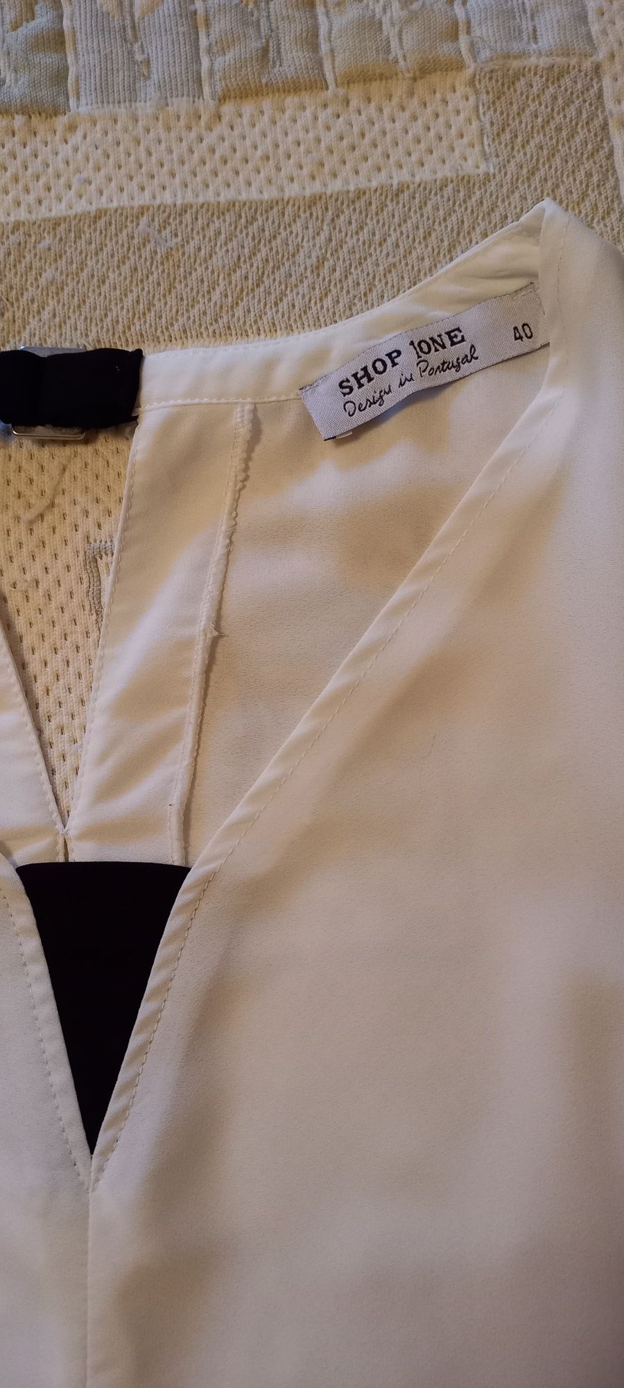 2 Blusas de verão, 1 branca c/ peq triângulos (ver preços na descrição