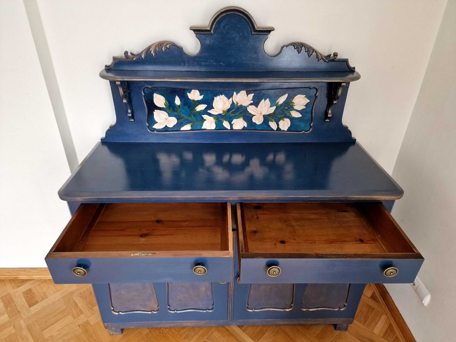 Zabytkowa komoda z nadstawką po renowacji ręcznie malowana