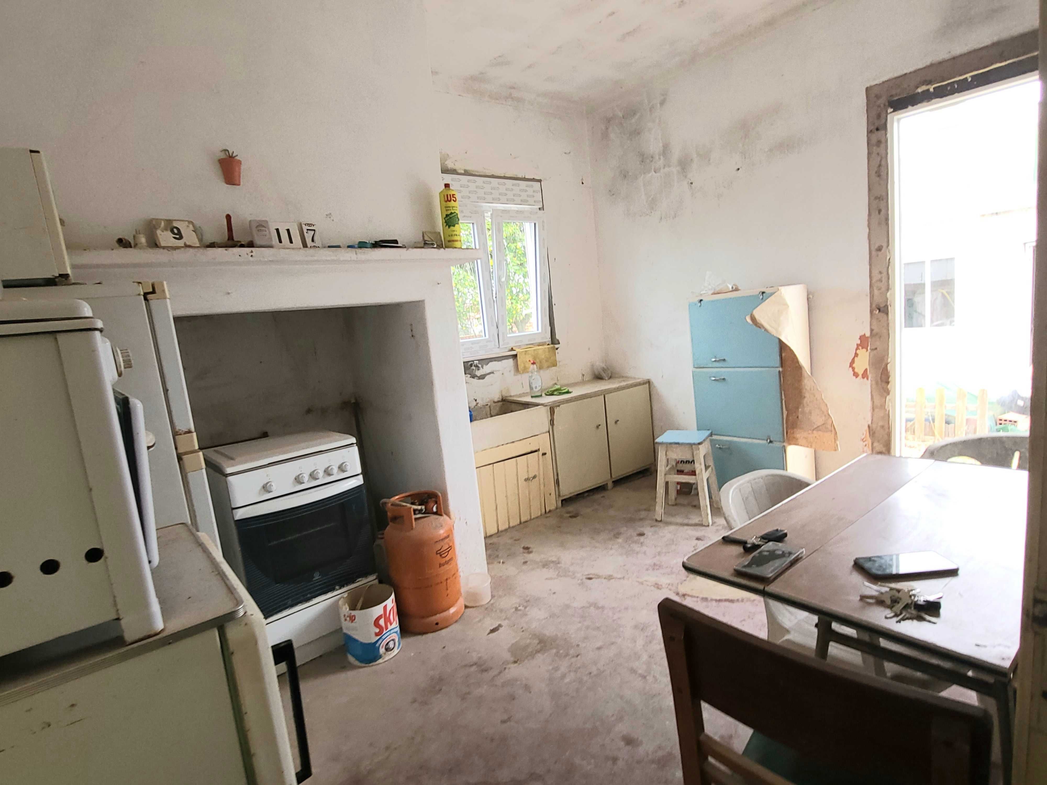 Moradia grande com terreno no Couço
