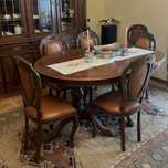 Mesa de jantar e seis cadeiras