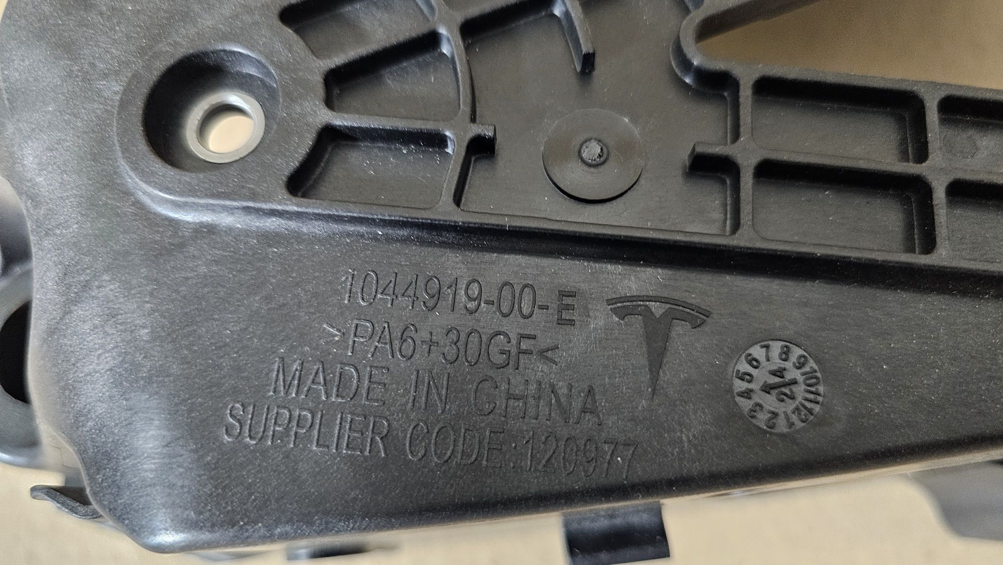Кріплення опори фари Tesla Model S 2022+ Plaid
1643511-00-A
16435