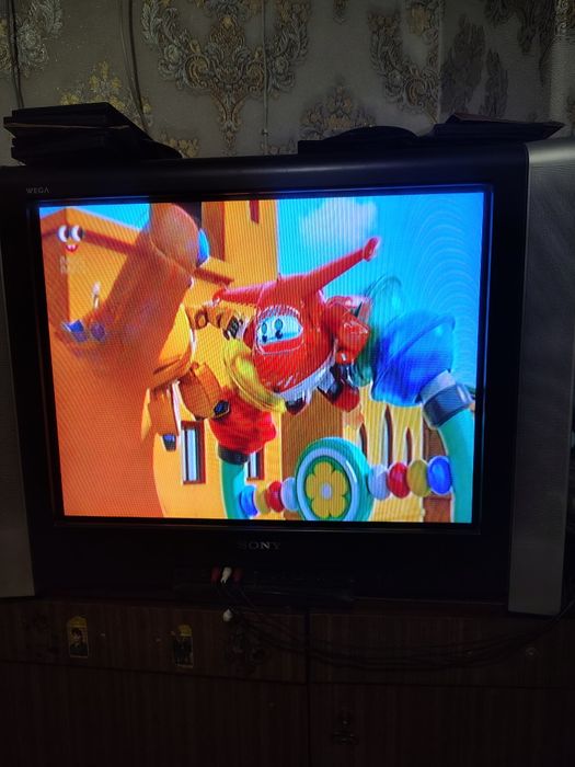 Продам большой телевизор 72 см.Sony ,100 герц ,классная насыщенная кар