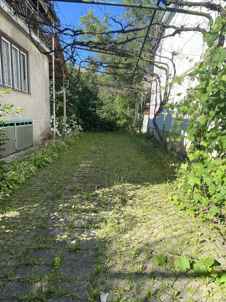 Продається добротний будинок в місті Тячів