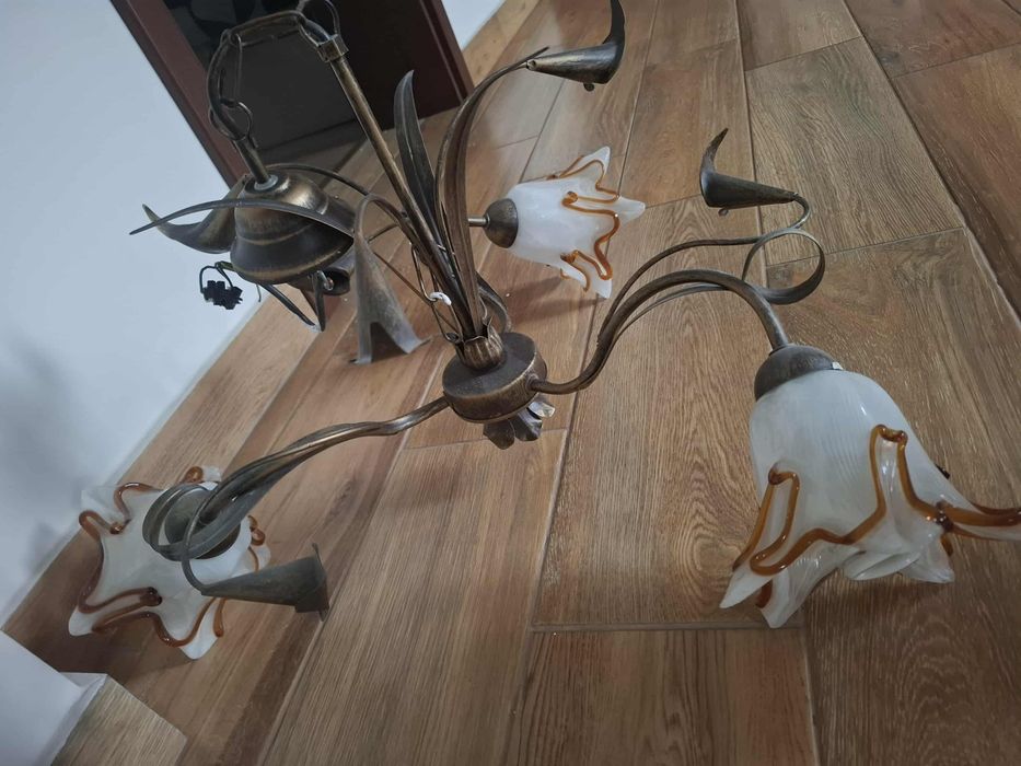 Karnisz z trzema kloszami