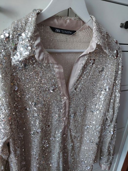 Koszula cekinowana na guziki z kołnierzykiem.