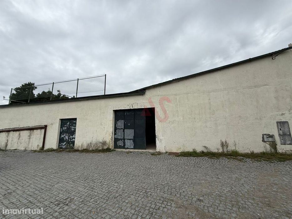 Armazém Industrial com 1.304,25 m² para remodelar em Meadela, Viana do