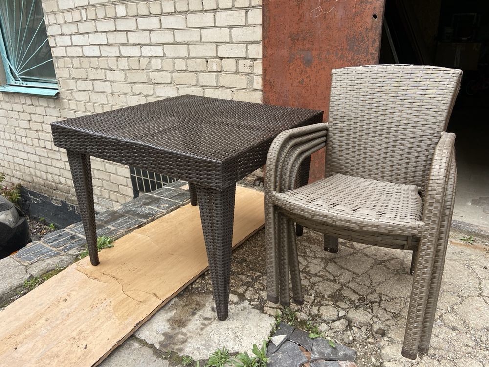 Ротанговий стіл і стільці / садові
