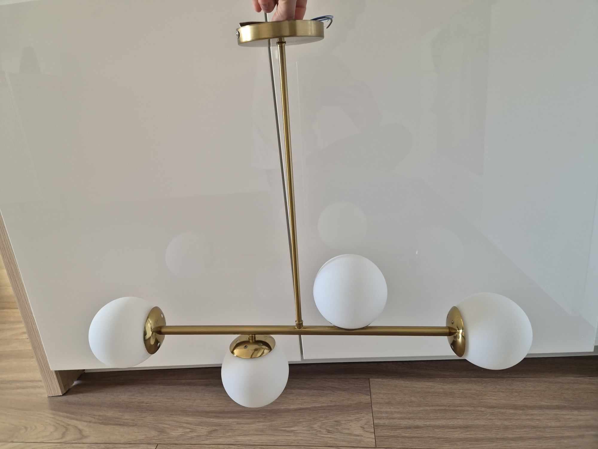 Lampa złota z białymi kloszami do pokoju, kuchni