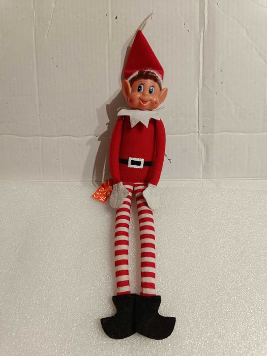 Эльф на полке рождественский игрушка.