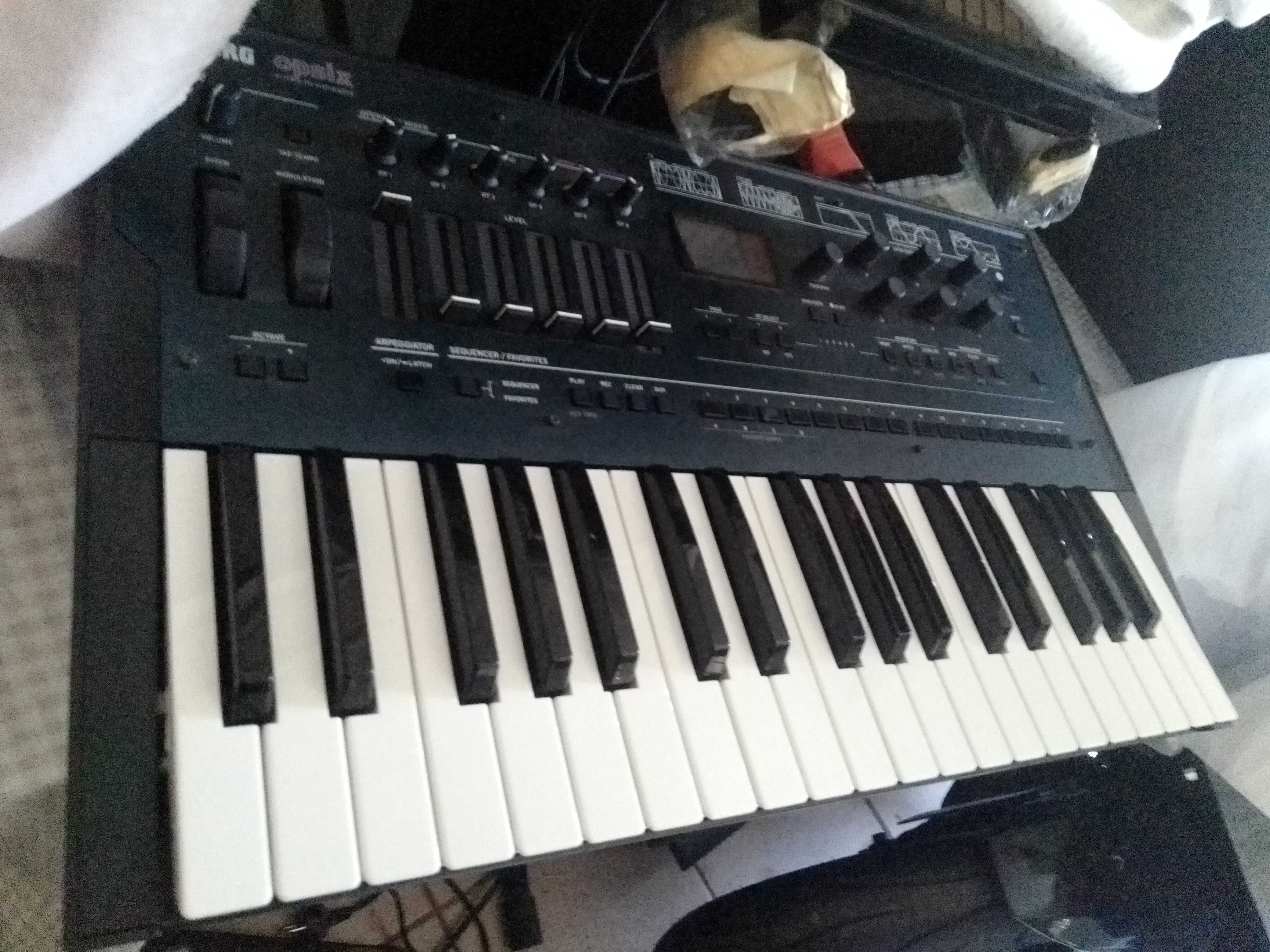 Super mega pechincha! Korg Opsix + UNo Synth pro como novos garantia.