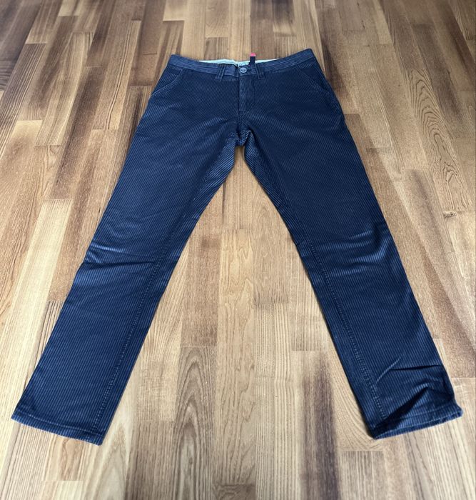 Męskie spodnie w prążki