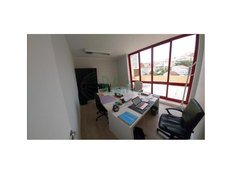 Escritório - Rua 25 Abril São Cosme