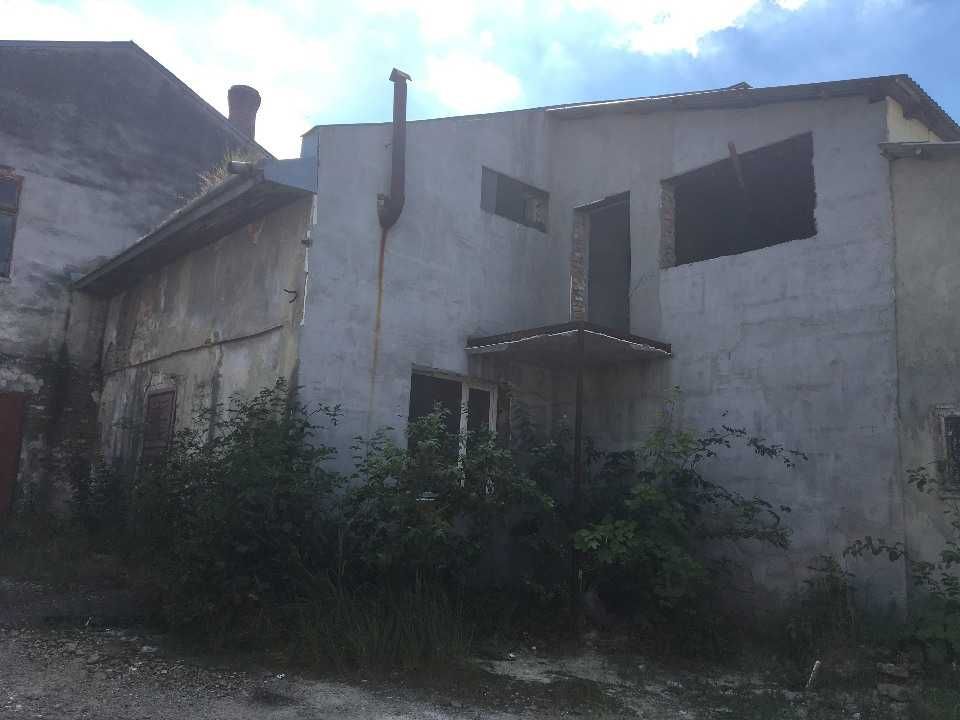 Нежитлова будівля, центр