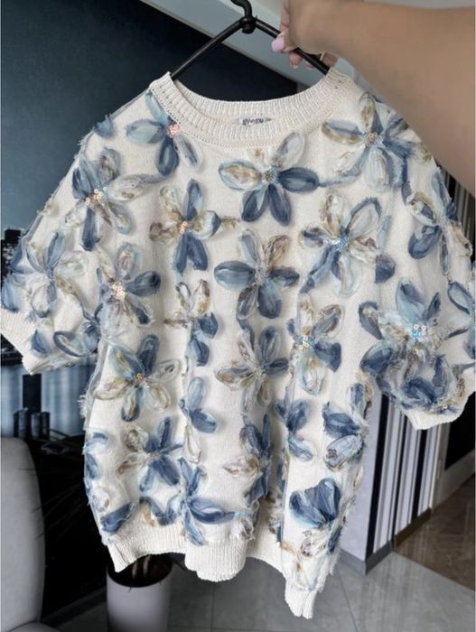Неймовірна нарядна кофтинка з квітами і блискітками