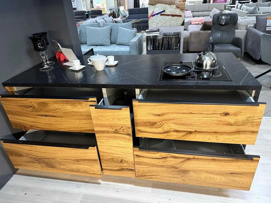 Kuchnia z ekspozycji biały mat/ fornir dąb