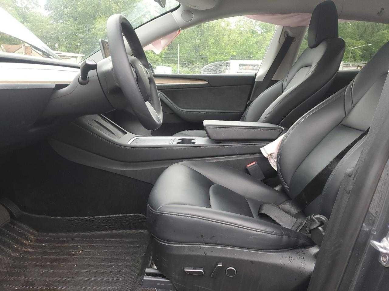 Tesla Model Y 2023)