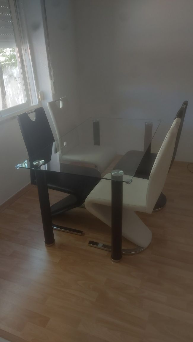 Mesa e vidro nova