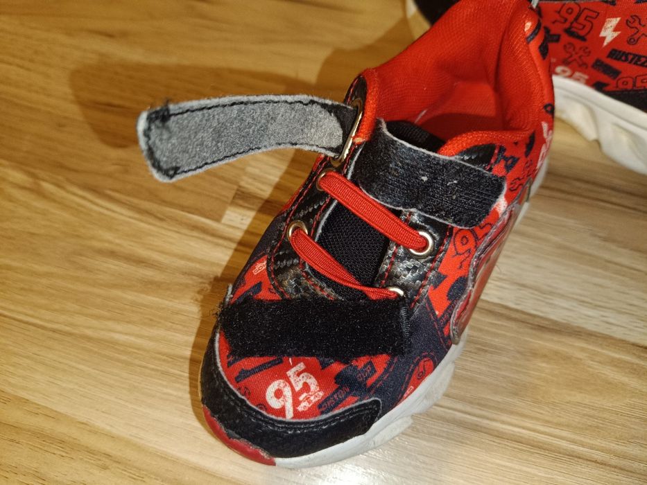 Świecące buty chłopięce