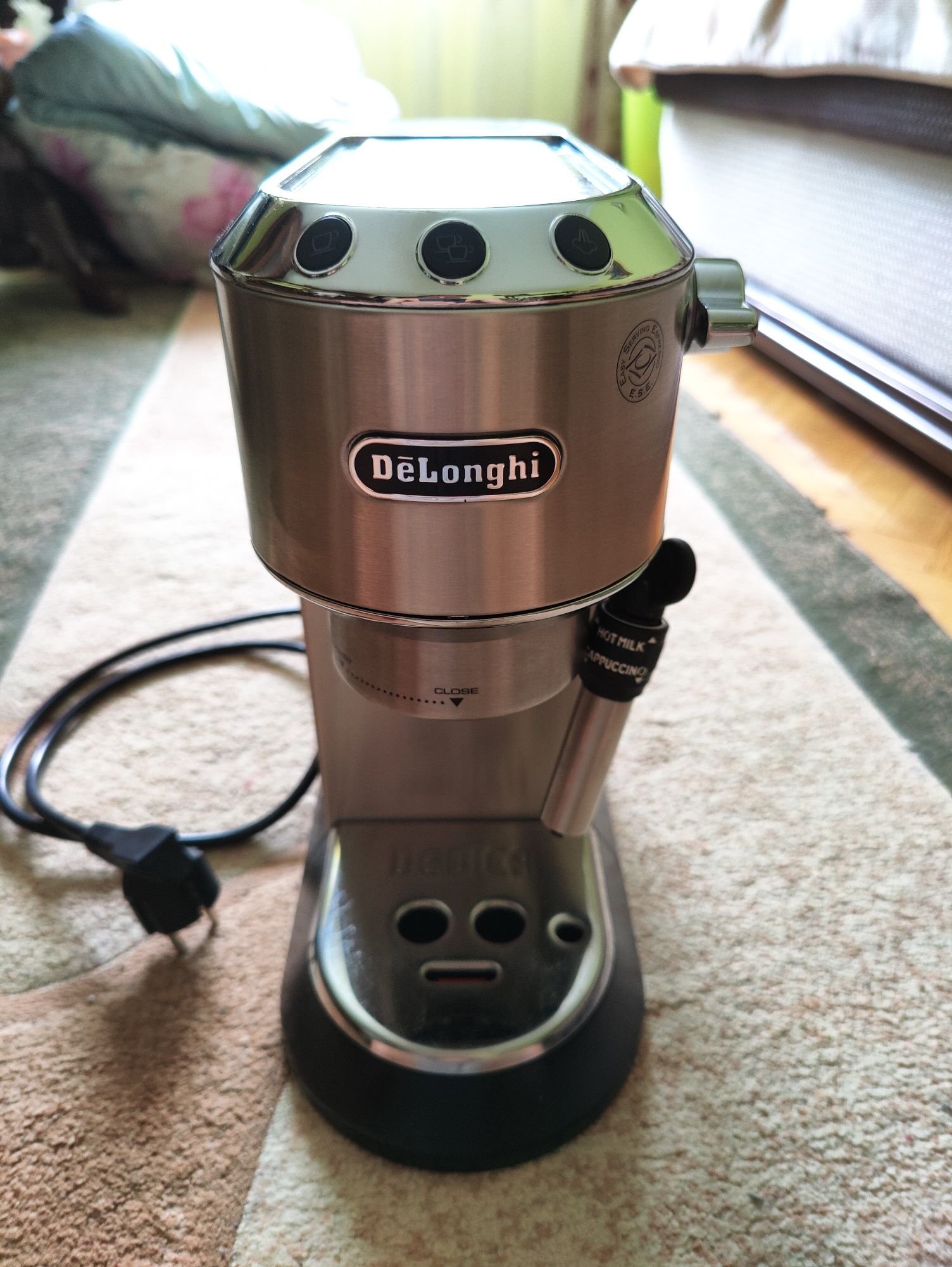 Ріжкова кавоварка DeLonghi EC685 M