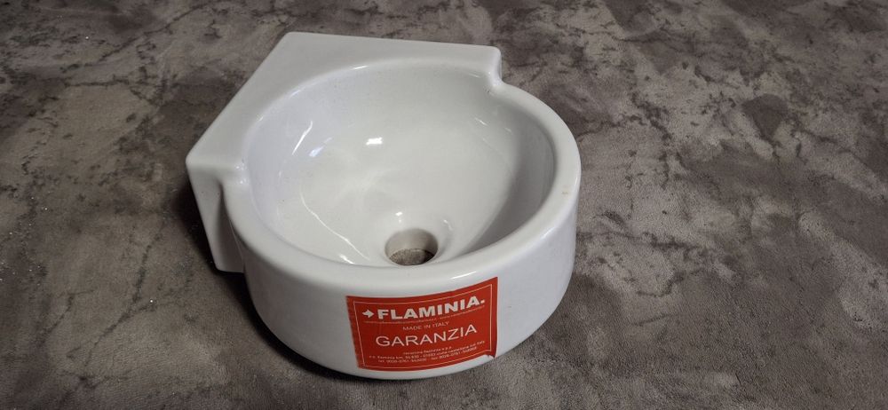 Umywalka ceramiczna narożna