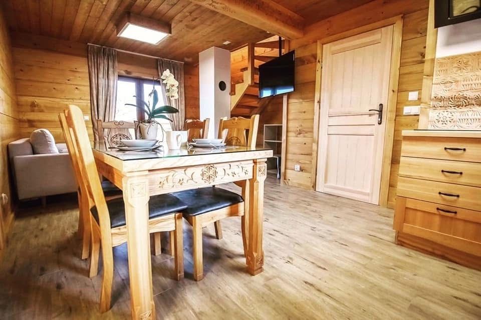 Stół jesionowy rzeźbiony i ława i 6 krzeseł SPRZEDAM okazja