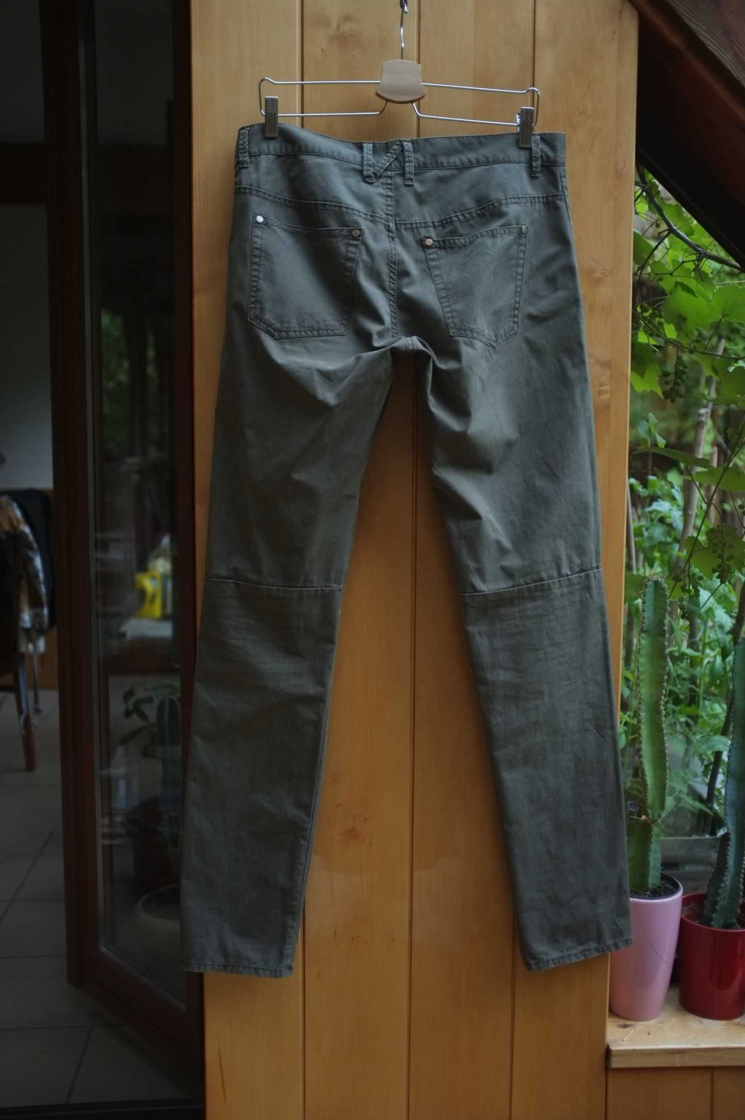 zielone trekkingowe płócienne spodnie Peak Performance khaki W30 L32