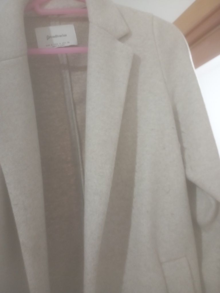 Sobretudo Stradivarius, tamanho S em cor creme