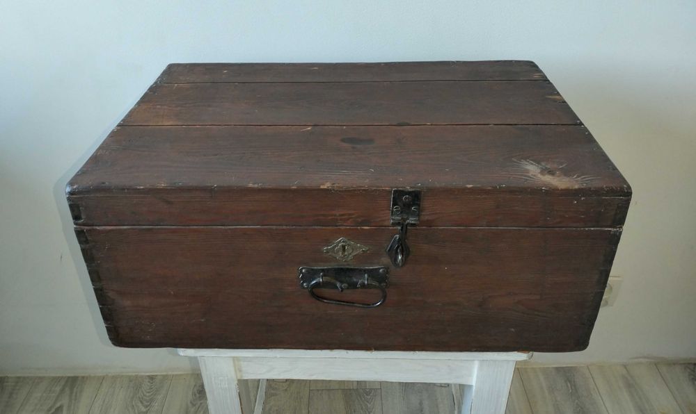 Stara drewniana skrzynia, kufer antyk, stara walizka drewniana