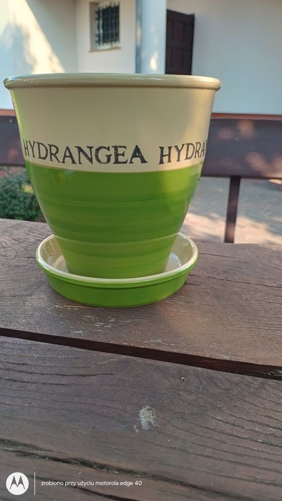 Piękna donica z podstawką