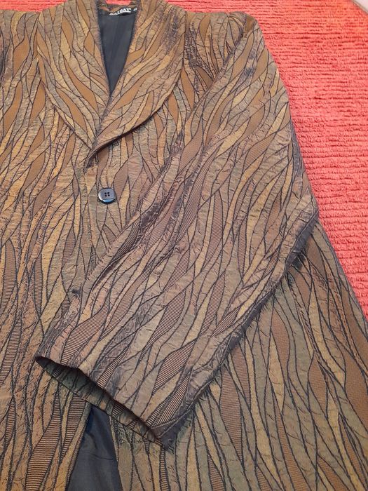 Casaco e blusa em tecido castanho