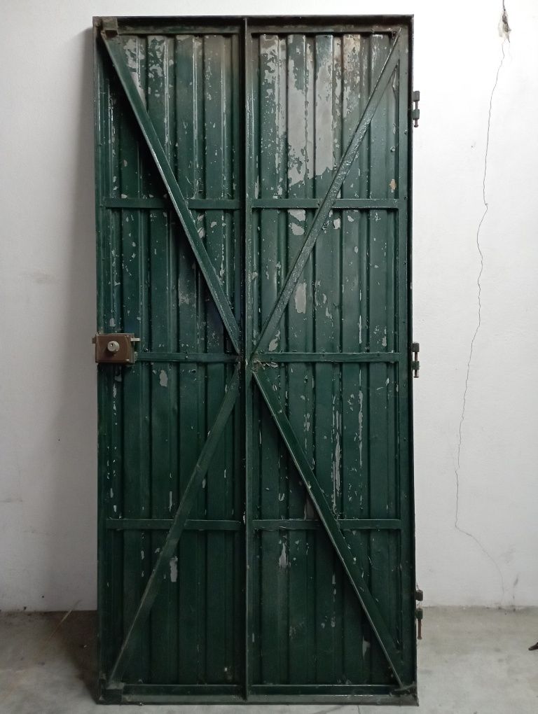 Porta em ferro verde.