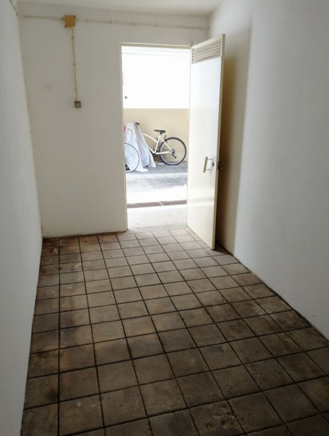 Garagem Box 8m² para Mota ou Bicicleta – Pátio Fechado