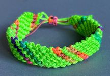 Bransoletka wykonana techniką makramy ze sznurka 1 mm.