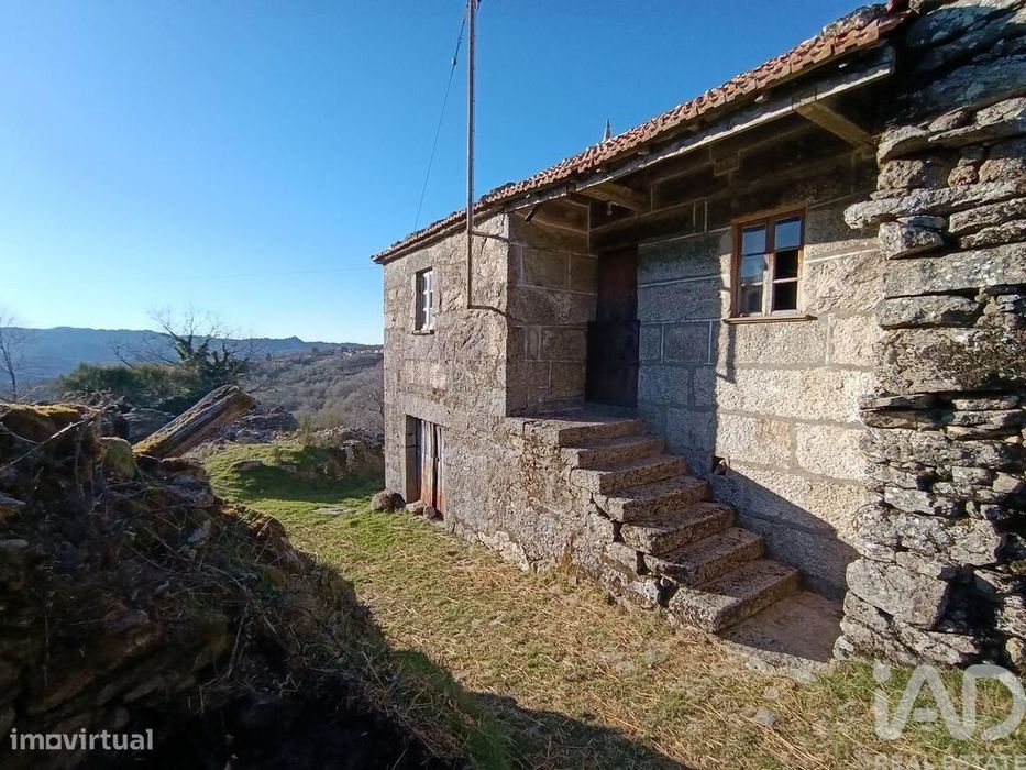 Casa de Campo em Castro Laboreiro e Lamas de Mouro de 96,00 m2