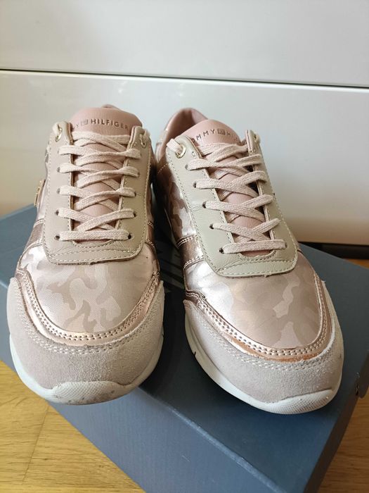 Sneakersy damskie firmy Tommy Hilfiger rozmiar 40 stan bardzo dobry