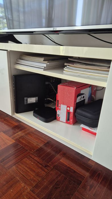 Móvel de TV IKEA – branco, com arrumação (usado)