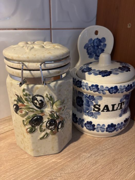 Szklane  pojemniki i chinski zestaw deserowy