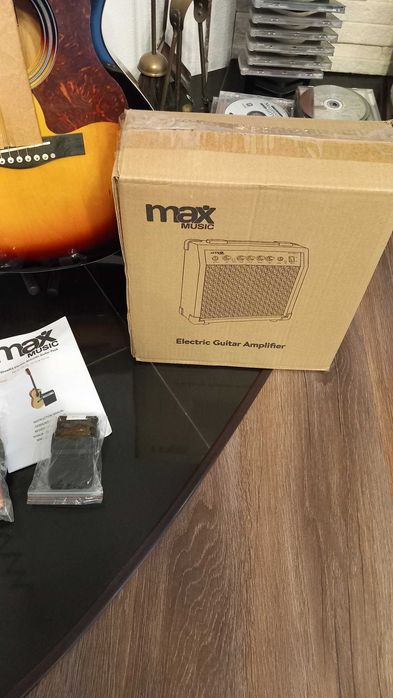 Mikołaj ! Gitara i wzmacniacz elektroakustyczna .Akcesoria