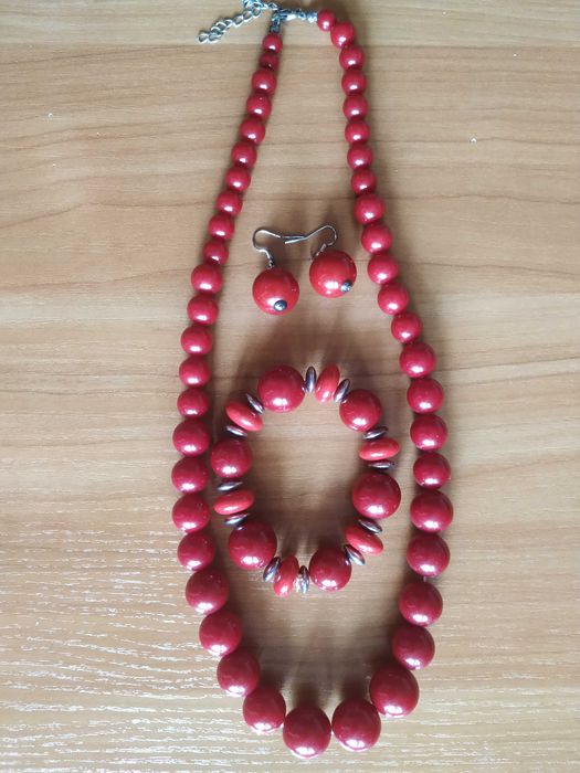 Лот из разной бижутерии: бусы, серьги, браслеты.