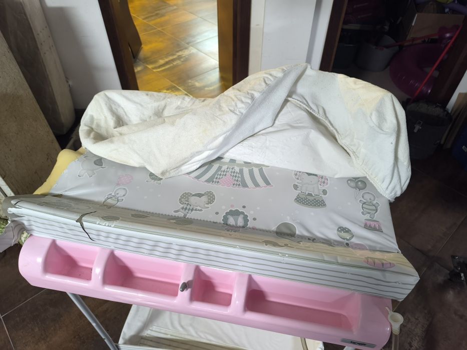 Banheira e muda fraldas para bebê