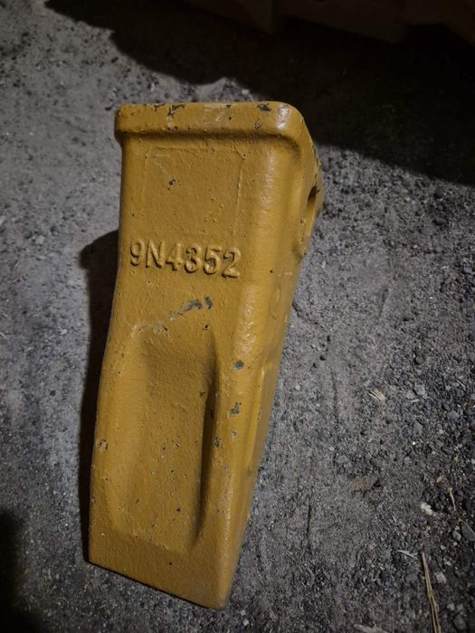 Коронки ковшів, адаптери ковшів навантажувачів