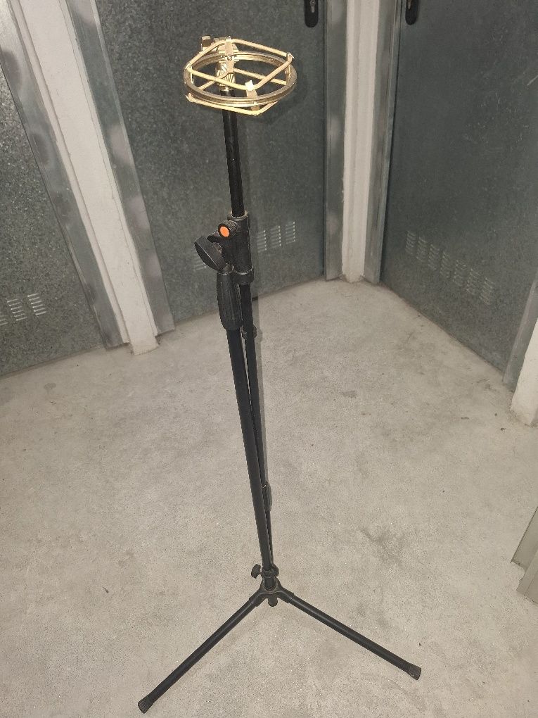 Tripé stand hard usado como novo , está cheio de pó apenas.